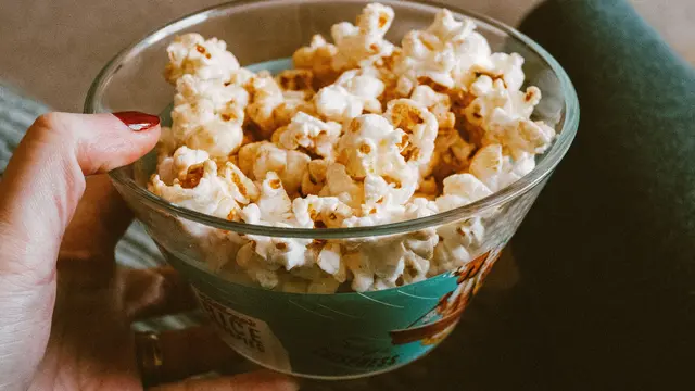ilustrasi manfaat popcorn untuk kesehatan dan mencegah kanker/Lisa Fotios/pexels