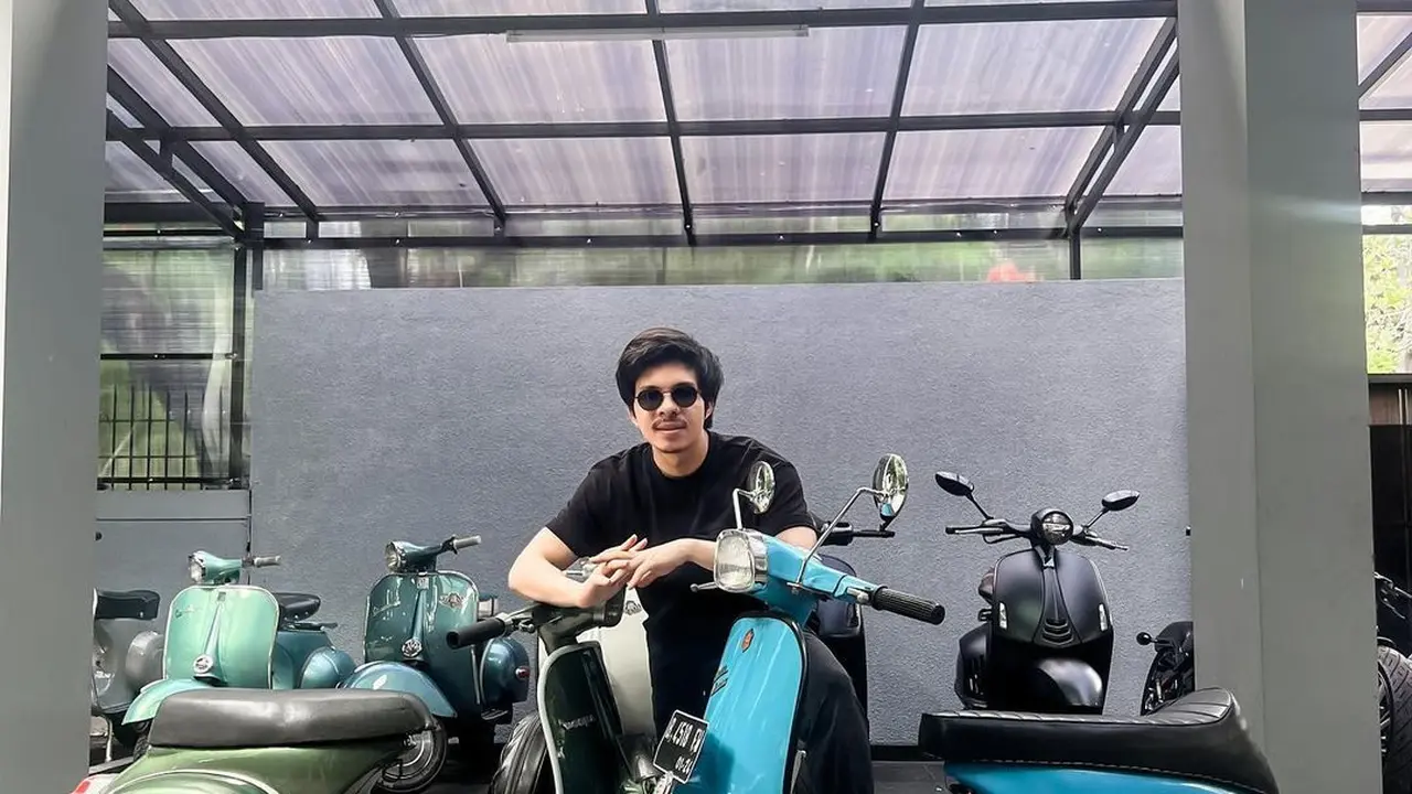 Atta Halilintar naik Vespa (Instagram/@attahalilintar)