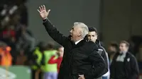 Pelatih Real Madrid, Carlo Ancelotti menginstruksikan pemainnya saat bertanding melawan Cacereno selama pertandingan babak 32 besar Copa del Rey di stadion Principe Felipe di Caceres, Spanyol, Rabu (4/1/2023). Real Madrid menang tipis atas Cecereno dengan skor 1-0. (AP Photo/Pablo Garcia)