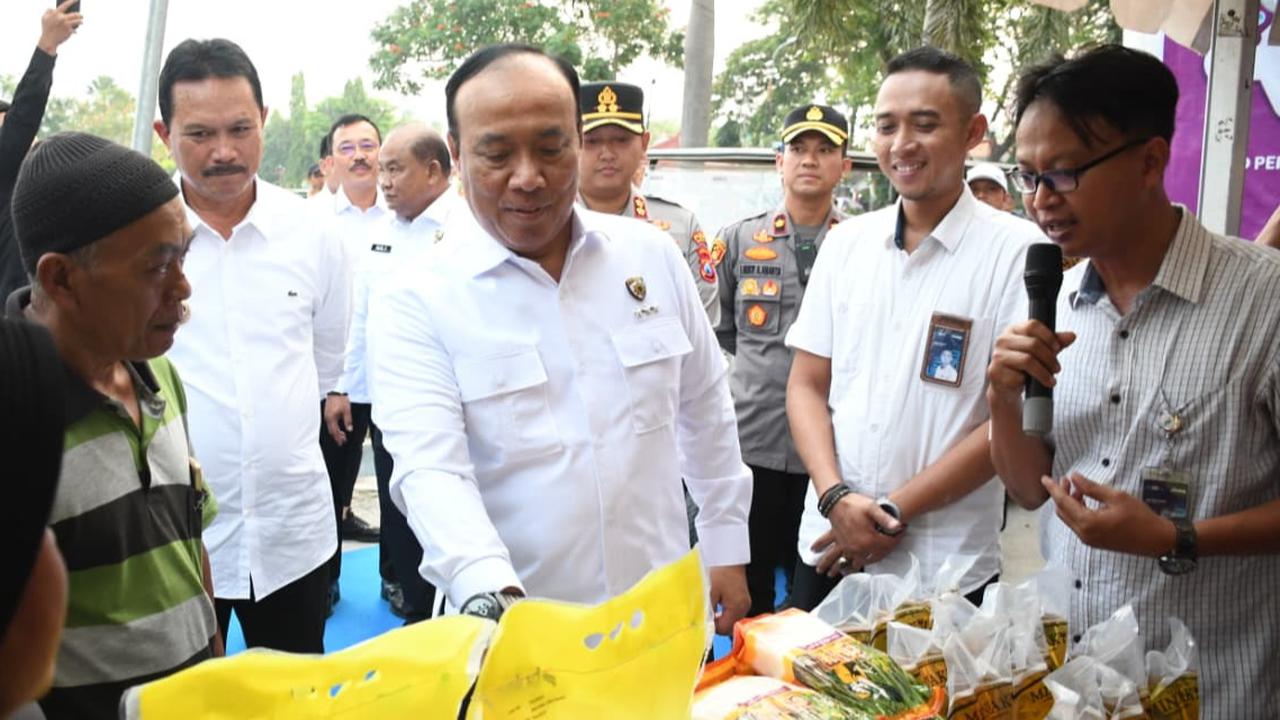 Tekan Inflasi, Polri Distribusikan 6 Ton Beras dan Gelar Pasar Murah di Madiun