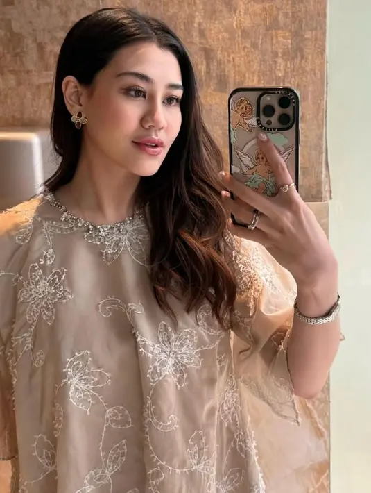 Tak kalah menarik, Aaliyah Massaid juga terlihat hadir di acara lamaran El dan Syifa. Lewat mirror selfie yang diunggah, Aaliyah tampil memikat dengan blouse full embroidery bernuansa cream. Detail bordir yang halus membuat penampilannya terlihat lembut, anggun, sekaligus mewah tanpa berlebihan.