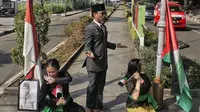 Tiga seniman di Kota Bandung menggelar aksi menari selama 4 jam di pinggiran jalan menunjukan solidaritas internasional untuk kemerdekaan Palestina di Palestine Walk, Kota Bandung, Rabu, 5 Juni 2024.