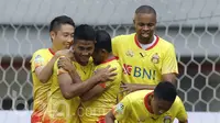 I Putu Gede berhasil mecetak gol perdana untuk Bhayangkara FC saat melawan Perseru Serui, di Stadion Patriot, Bekasi, Jawa Barat (20/04/2017). (Bola.com/M Iqbal Ichsan)
