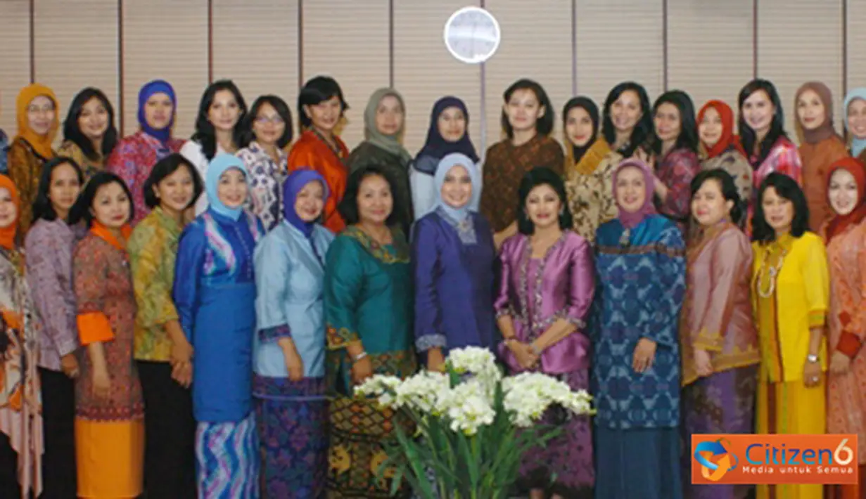 Citizen6, Jakarta: Usai acara pengarahan, diadakan foto bersama dengan Ketua Umum IKKT Pragati Wira Anggini (PWA), Ibu Tetty Agus Suhartono dan 47 orang istri Athan di Wisma Yani Jakarta. (Pengirim: Badarudin Bakri).