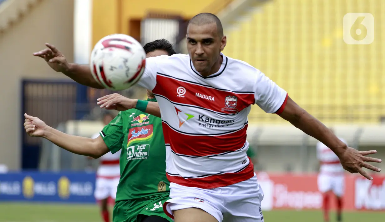 Penyerang Madura United Bruno Lopes berusaha merebut bola saat melawan PSS Sleman pada laga Piala Menpora 2021 di Stadion Si Jalak Harupat, Bandung, Jawa Barat, Selasa (23/3/2021). Madura United menang 2-1 atas PSS Sleman. (Bola.com/M Iqbal Ichsan)