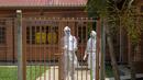 Para dokter mengenakan pakaian pelindung setelah mengunjungi seorang pasien yang kontak dengan korban Ebola, di bagian isolasi Rumah Sakit Rujukan Regional Entebbe di Entebbe, Uganda Kamis, 20 Oktober 2022. Pejabat WHO mengatakan pada Kamis (20/10), Wabah Ebola di Uganda berkembang pesat dalam sebulan yang membuat situasi yang sulit bagi petugas kesehatan di lapangan. (AP Photo/Hajarah Nalwadda)