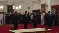 Presiden Jokowi lantik Moeldoko, Idrus Marham, Agum Gumelar dan Marsdya Yuyu Sutisna (Liputan6.com/Lizsa Egeham)