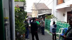 Jenazah salah satu korban dalam kecelakaan maut Karawaci antara truk pengangkut tanah dengan mobil penumpang tiba di rumah duka kawasan Cibodas Sari, Kota Tangerang, Kamis (1/8/2019). 4 orang tewas, sementara satu bayi berusia 11 bulan selamat dalam kejadian itu. (Liputan6.com/Pramita Tristiawati)