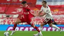 Gelandang Liverpool, Harry Wilson, berebut bola dengan bek Arsenal, Rob Holding, pada laga Piala Liga Inggris di Stadion Anfield, Jumat (2/10/2020) dini hari WIB. Arsenal menang 5-4 atas Liverpool lewat adu penalti. (AFP/Peter Byrne)