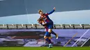 Gelandang Barcelona, Frenkie de Jong, melakukan selebrasi bersama Antoine Griezmann usai mencetak gol ke gawang Real Sociedad pada laga semifinal Piala Super Spanyol di Stadion Nuevo Arcangel, Rabu (13/1/2021). Barcelona menang adu penalti dengan skor 3-2. (AP/Jose Breton)