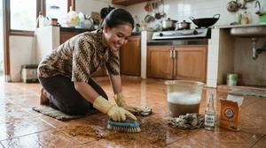 7 Cara Membersihkan Lantai Berminyak dengan Bahan Dapur, Ampuh, Murah dan Praktis