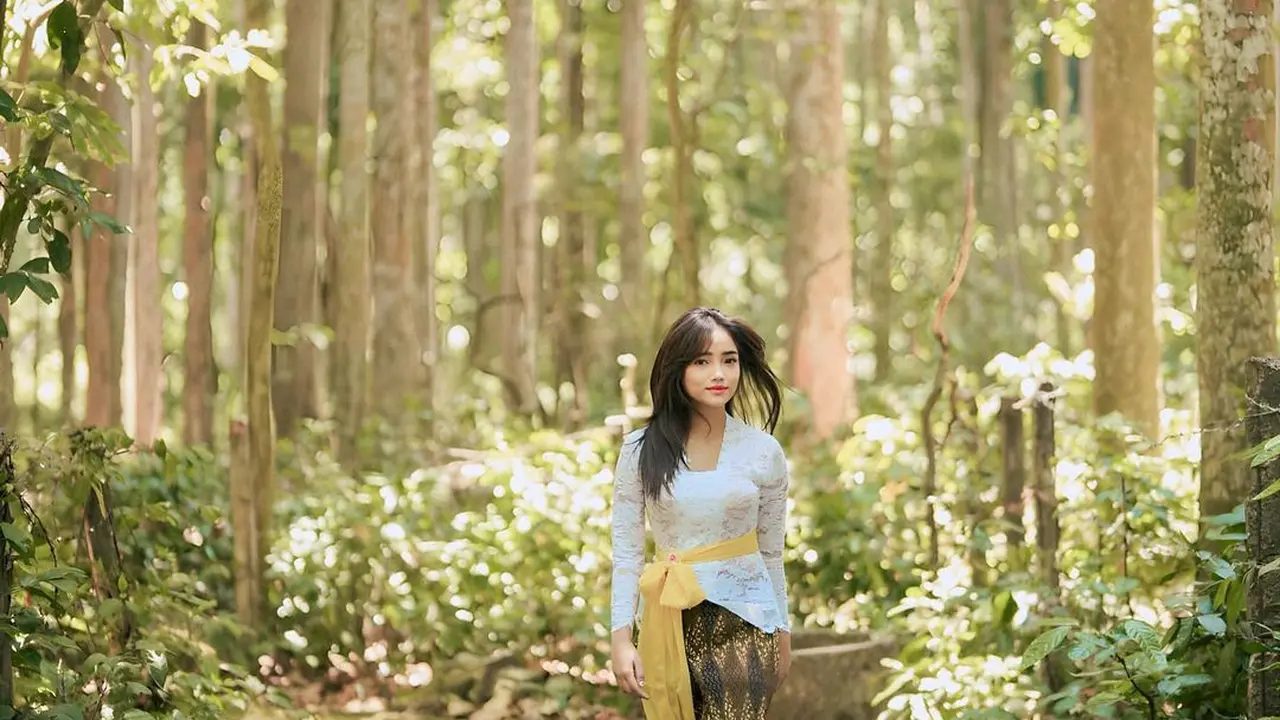 6 Gaya Ayu Fuji An yang Dipuji Bak Kembang Desa Mengenakan Kebaya Putih di Bali