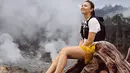 Jalan-jalan di situs Kawah Ratu, Gunung Salak terlihat pemandangan khas asap-asap yang mengepul membuat pemandangan terlihat berkabut. Seru melihat Angela Gilsha yang menikmati momen liburan ke alam, banyak netizen pun tertarik untuk mengunjungi Gunung Salak. (Liputan6.com/IG/@angelagilsha)
