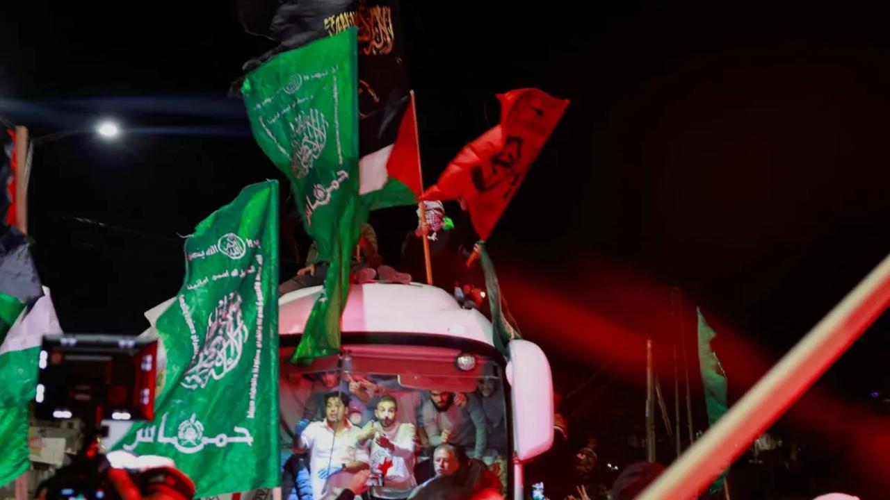 Pembebasan tahanan Palestina oleh Israel mendapat sambutan gembira dari warga, keluarga maupun kerabat di Ramallah, Tepi Barat pada hari Minggu (26/11/2023).<br>