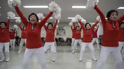 Sejumlah wanita lanjut usia melakukan latihan rutin cheerleaders di ruang latihan di Samcheok, Korsel (3/3). Sekumpulan wanita lanjut usia tersebut tergabung dalam kelompok cheerleaders yang bernama Cheer Mommy. (AFP/Ed Jones)