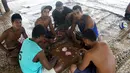 Narapidana bermain kartu di penjara di Pulau Kiritimati, Kepulauan Pasifik (5/4). Sekitar 50 tahanan berada di penjara Kiritimati yang menjadi salah satu tempat tahanan terpencil di dunia. (REUTERS / Lincoln Feast)