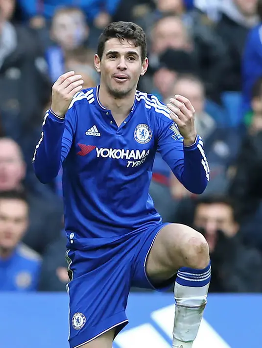 3. Oscar, sejak lama Juventus tertarik mendatangkan gelandang Brasil ini. Keterpurukan Chelsea membuka peluang mereka merombak tim karena The Blues akan ditangani pelatih baru, hal ini membuat pemain lama nasibnya tak menentu. (AFP/Justin Tallis)