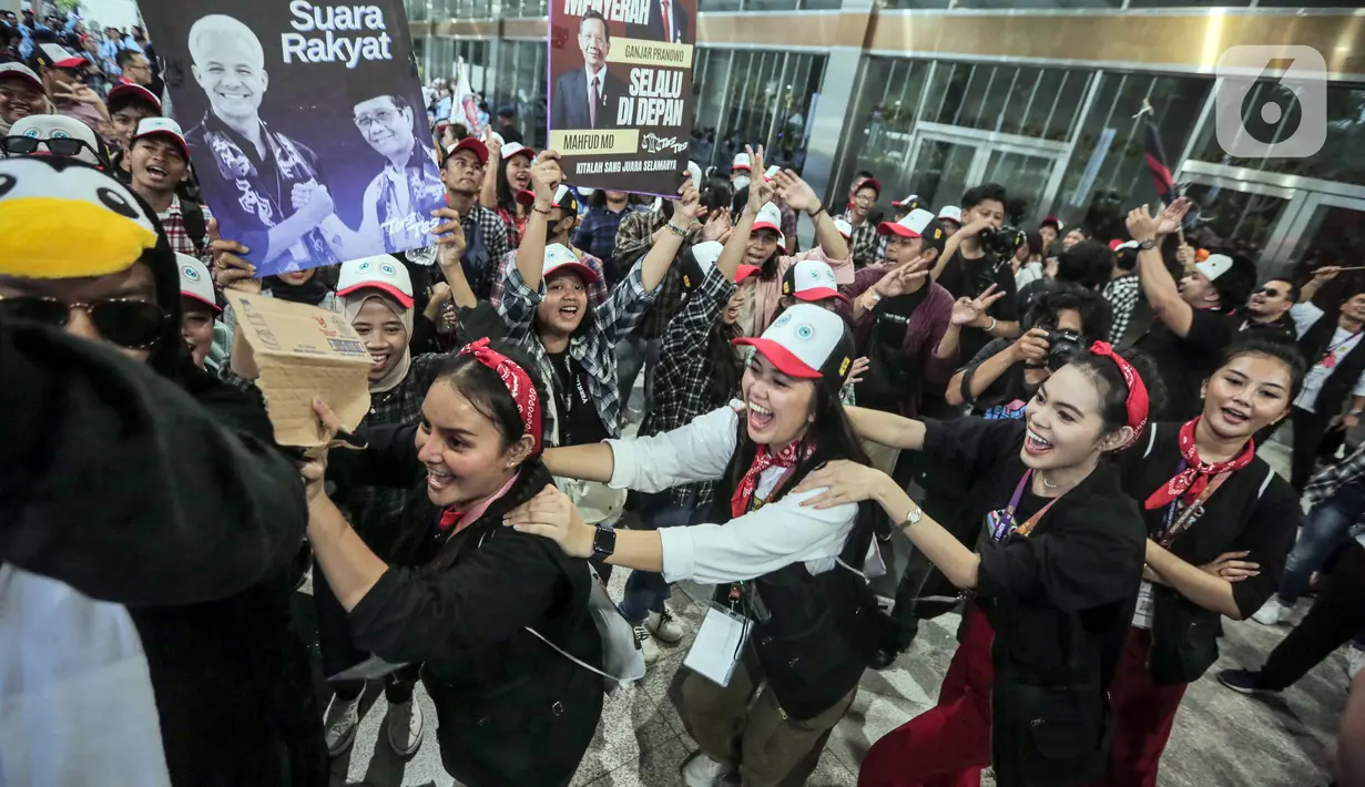 Mereka mulai tiba sejak pukul 15.30 WIB. Ratusan pendukung Ganjar-Mahfud itu kompak mengenakan kemeja bermotif kotak-kotak. (Liputan6.com/Angga Yuniar)