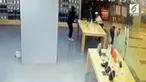 Sebuah pintu kaca toko ponsel di Sinchuan, China, pecah dan melukai salah satu wajah bocah.