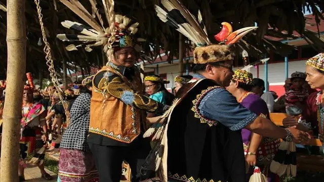 Budaya Dayak , Kalimantan Timur. Budaya ini akan ditampilkan dalam Festival Hudoq di Mahakam Ulu (Mahulu), Kalimantar Timur 25 - 28 Oktober 2018.