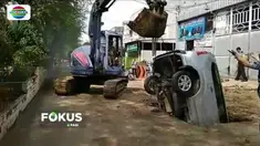 Sebuah mobil minibus yang hendak parkir terperosok ke lubang resapan air, di Jalan Dokter Susilo, Tanjung Duren, Jakarta Barat. Beruntung sang pengemudi selamat.