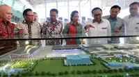 Menteri BUMN Rini Soemarno mendengarkan penjelasan maket dari Dirut PT Garuda Indonesia Tbk, Arif Wibowo saat peresmian hanggar keempat milik Garuda Indonesia di area Bandara Soekarno-Hatta, Tangerang, Senin (28/9). (Liputan6.com/Angga Yuniar)