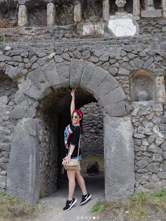 Di foto ini Niki begitu terlihat bahagia. Dengan memakai kaus berwarna hitam dan hot pantsnya, tampilannya begitu kasual. Terlebih ia memakai hias kepala berwarna merah dan kacamata hitamnya. (Instagram/nikitawillyofficial94)