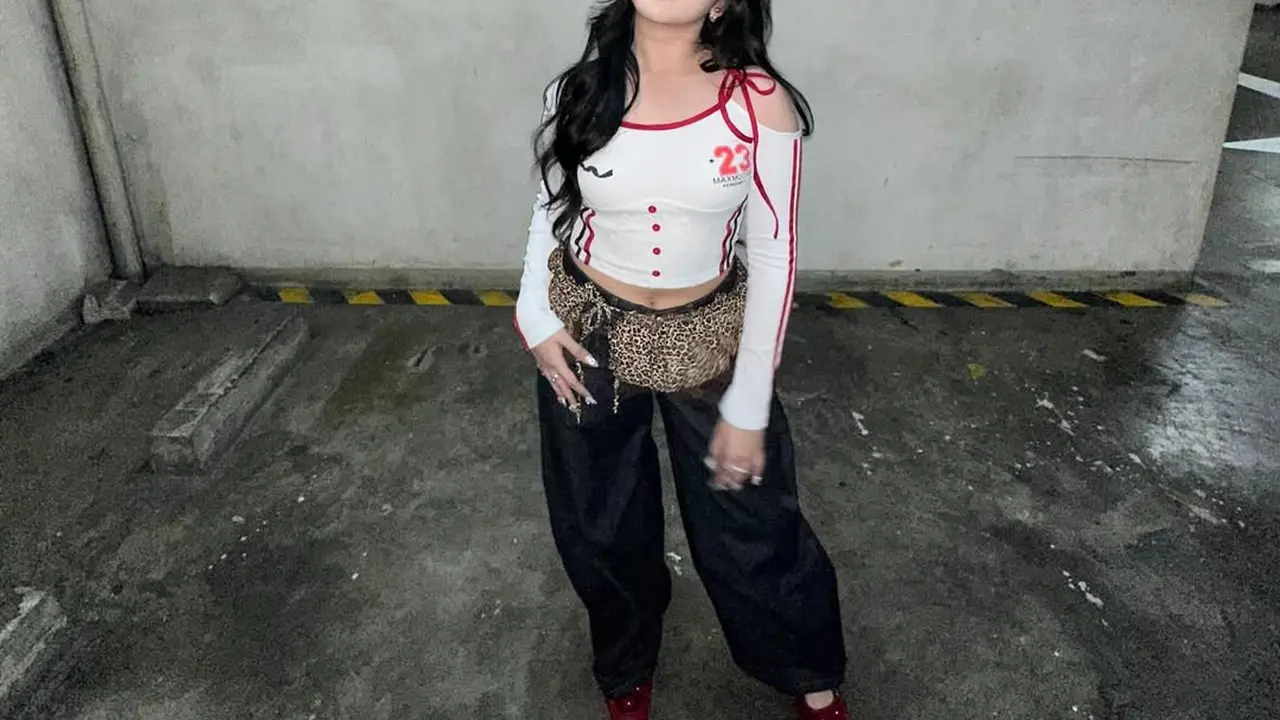 Gaya Skena Tiara Andini yang Edgy dan Trendy saat Manggung, Padukan Celana Barel dan Mini Skirt Leopard