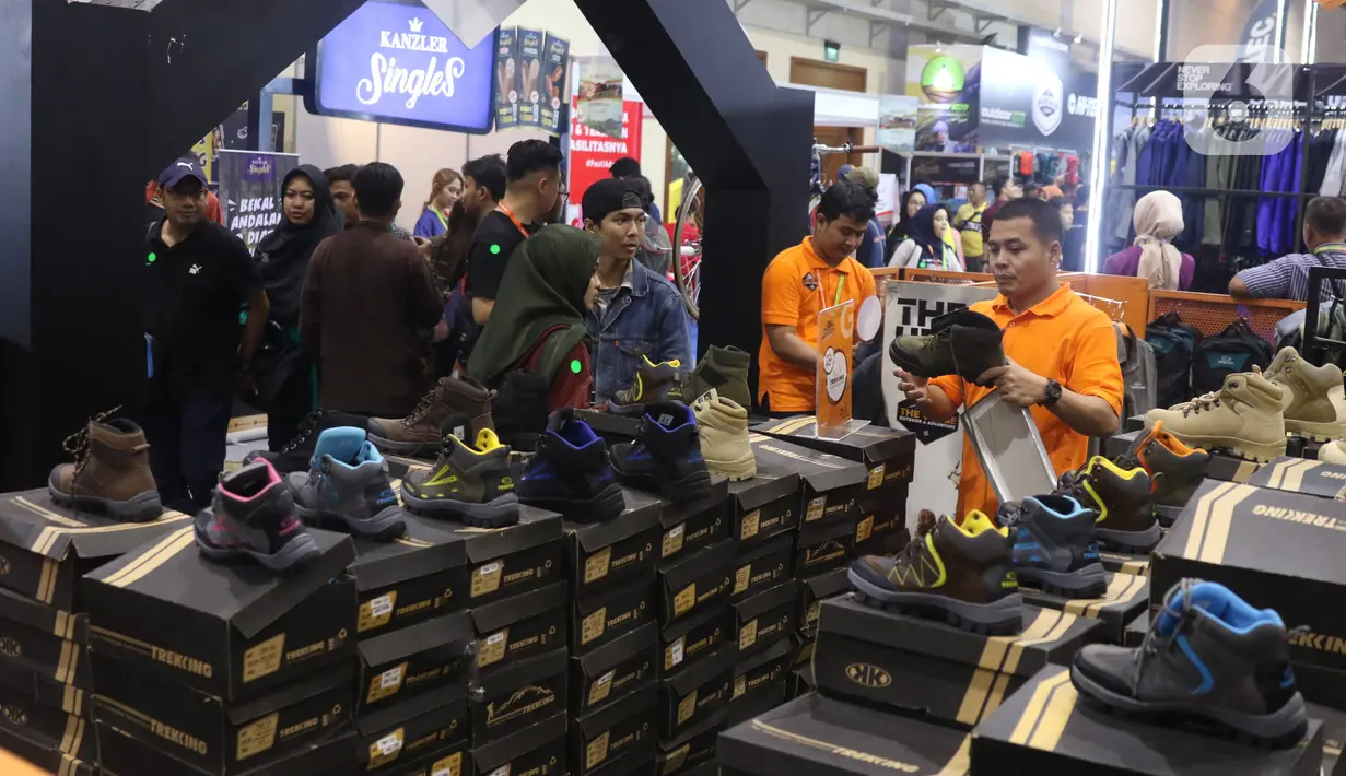 Pengunjung memadati area pameran produk kegiatan luar ruang Indonesia Outdoor Festival (Indofest) 2020 di JCC Senayan, Jakarta, Kamis (12/3/2020). Pameran hingga 15 Maret 2020 itu menampilkan berbagai macam produk kegiatan luar ruang dengan berbagai merek dengan diskon. (Liputan6.com/Angga Yuniar)