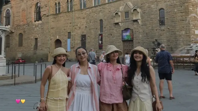 OOTD Enzy Storia dan Febby Rastanty di Italia. [@enzystoria]