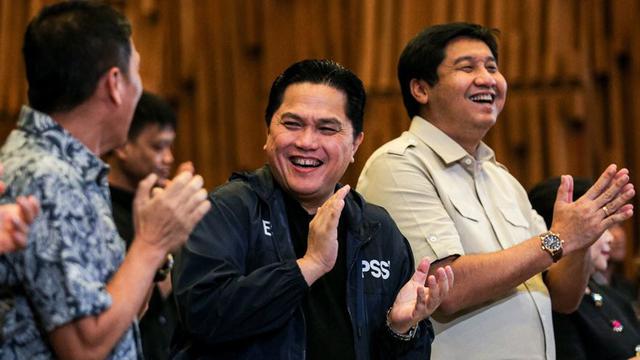 Ketum PSSI Erick Thohir (tengah) & Menteri Perumahan dan Kawasan Permukiman (PKP) Maruarar Sirait (kanan) dalam acara Malam Apresiasi Piala Presiden 2024 di SCTV Tower, Kamis (19/12). (c) Bola.net/Bagaskara Lazuardi
