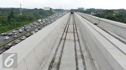 Lintasan kereta layang atau LRT yang sedang dalam tahap pembangunan di Km 13 tol Jagorawi, Jakarta, Minggu (8/1). Proyek LRT tahap 1 Cibubur-Cawang baru selesai 15 persen. (Liputan6.com/Helmi Affandi)