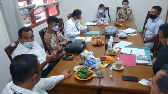 Tim Kemensos dan Intel Mabes Polri ketika memintai keterangan seorang pedagang telur ayam, Muhammad Fuad Mushofa. (Liputan6.com/Ahmad Adirin)