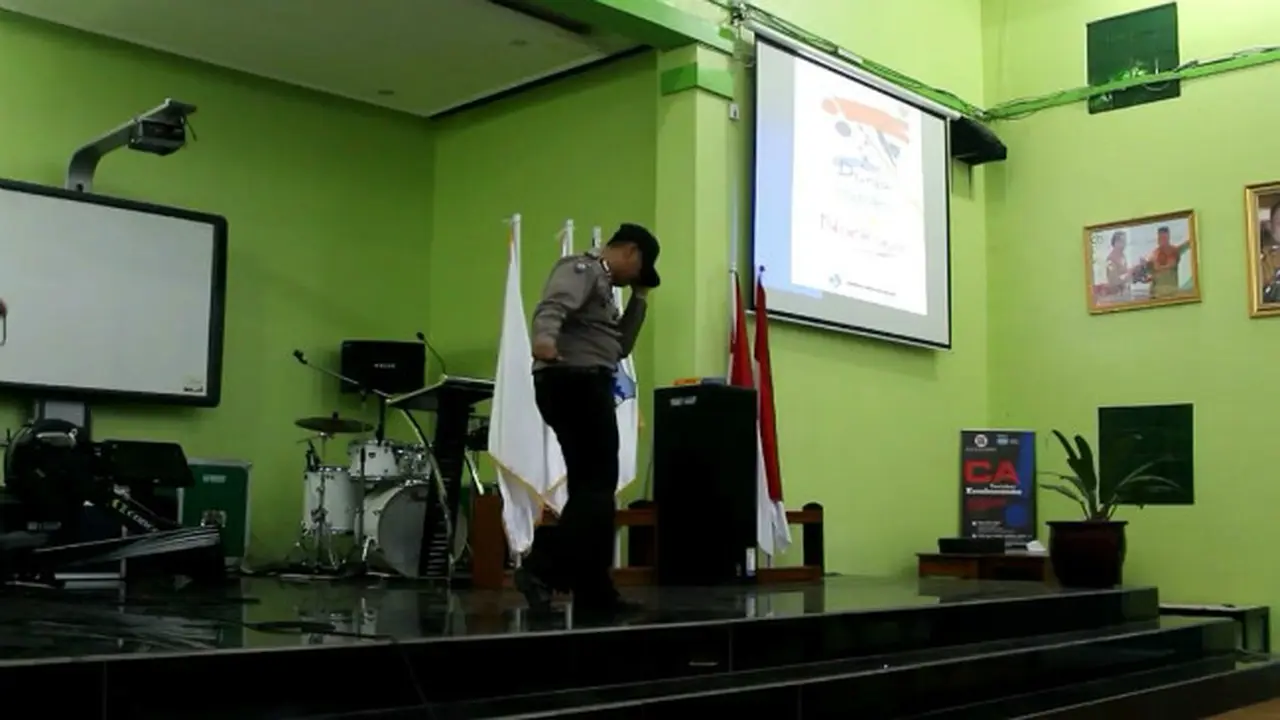 Gaya Michael Jackson ala Polisi di Garut