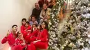 Cristiano Ronaldo dan Georgina Rodriguez melewati momen Natal bersama keluarga besarnya. Ronaldo dan Geo kompak memakai piyama warna merah bersama keempat anaknya. (Foto: Instagram @georginagio)