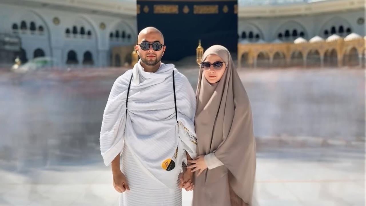 7 Potret Revalina S Temat Umrah Bareng Keluarga, Dua Anak Tampil Kompak dengan Rambut Plontos