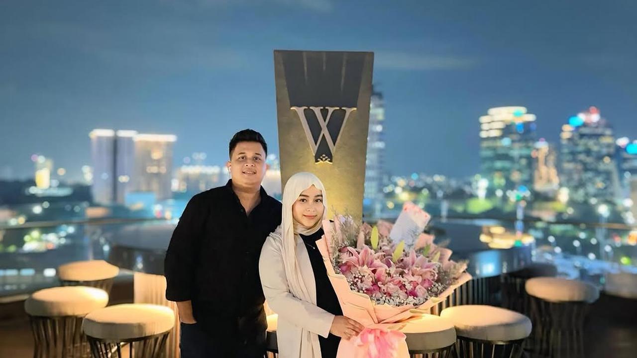 Potret Syifa Adik Ayu Ting Ting Rayakan Anniversary Pernikahan ke-3, Dapat Buket Bunga Besar dan Dinner Mewah