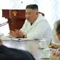 Pemimpin Korea Utara, Kim Jong-un berbicara selama pertemuan politbiro ke-13 dari Partai Buruh di lokasi yang dirahasiakan dalam gambar yang dirilis Senin (8/6/2020). Dalam pertemuan itu, Kim Jong-un juga membahas proyek-proyek ekonomi termasuk industri kimia. (Photo by STR / KCNA VIA KNS / AFP)