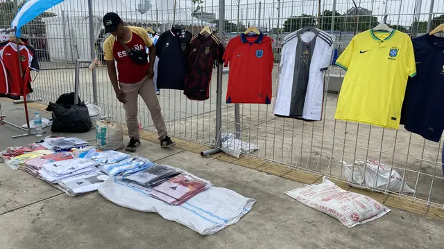 Pedagang asesoris sepak bola di sekitar Jakarta International Stadium (JIS)