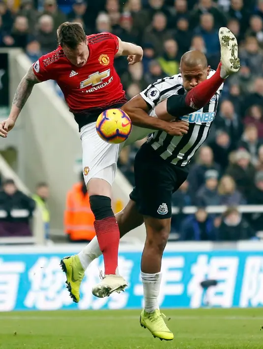 Bek Manchester United, Phil Jones berebut bola dengan pemain Newcastle United, Salomon Rondon  selama pertandingan lanjutan Liga Inggris di St James 'Park (2/1). MU menang 2-0 atas Newcastle. (Owen Humphreys/PA via AP)