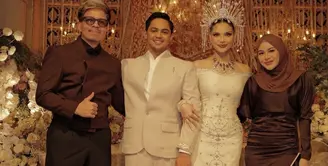 Aurel Hermansyah kompak bersama Atta mengenakan baju coklat. Aurel tampil dengan long dress lengan panjang shining dipadukan kerudung coklat polos. [@aurelie.hermansyah]