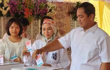 Nyoblos di TPS 03 Lempongsari, Cawagub Hendi Ditemani Istri dan 3 Anaknya
