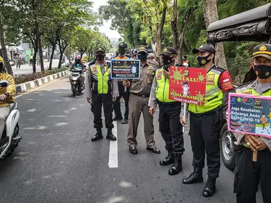 Petugas gabungan Satpol PP, TNI, Polri melakukan razia masker di kawasan Karang Tengah Raya, Lebak Bulus, Jakarta, Senin (14/9/2020). Penertiban terkait pelaksanaan PSBB Jakarta kembali dan memutus rantai penyebaran COVID 19. (Liputan6.com/Faizal Fanani)