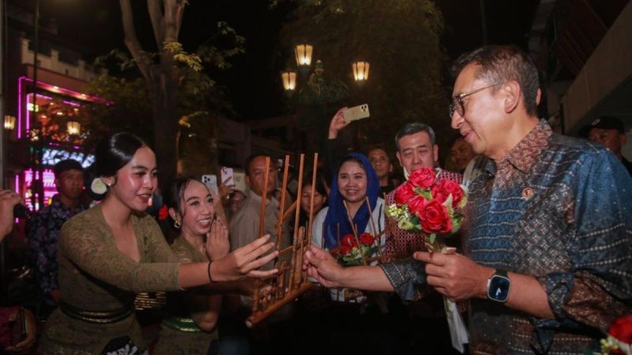 Pemerintah Perkuat Ekosistem Seni Jalanan Malioboro, Menbud Serahkan Alat Musik