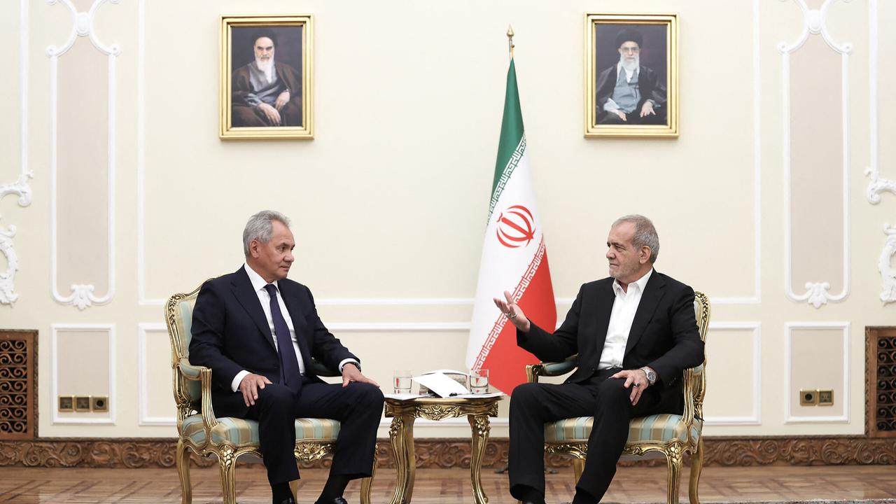 Presiden Iran dengan Sekretaris Dewan Keamanan Rusia Sergei Shoigu