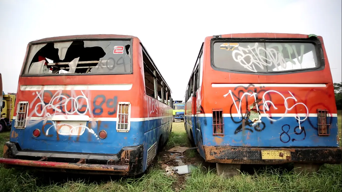 Bangkai bus metromini di terminal pengandangan Rawa Buaya, Jakarta Barat (/Balgoraszky Arsitide Marbun)