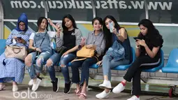 Keluarga pemain dan Official Persib Bandung berfoto selfie bersama saat sesi latihan  di Stadion Pakansari, Bogor, Jumat (10/3/2017). (Bola.com/Nicklas Hanoatubun)