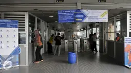 Kini layanan gratis Transjakarta dapat dinikmati warga lanjut usia, penyandang disabilitas, veteran, penerima raskin dan pemegang KTP Kepulauan Seribu, Jakarta, Kamis (6/10). (Liputan6.com/Yoppy Renato)