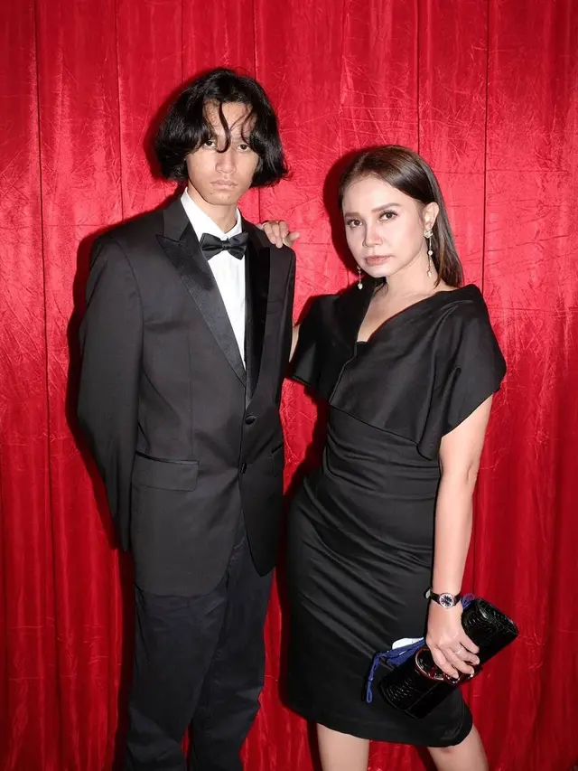 9 Potret Tampan Rizky Langit Ramadhan, Putra Semata Wayang Rossa yang Gemar Bergaya Kasual