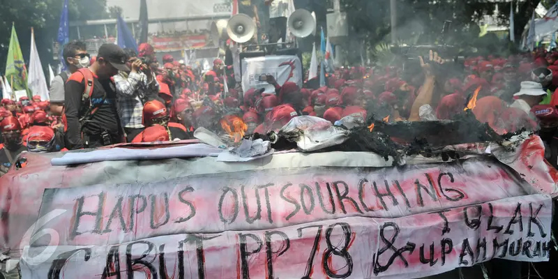 Buruh Bakar Keranda Mayat-Mayday 2017-Jakarta- Yoppy Renato-20170501